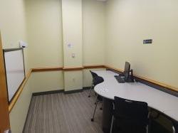 自习室，有桌子，椅子，电脑和白板